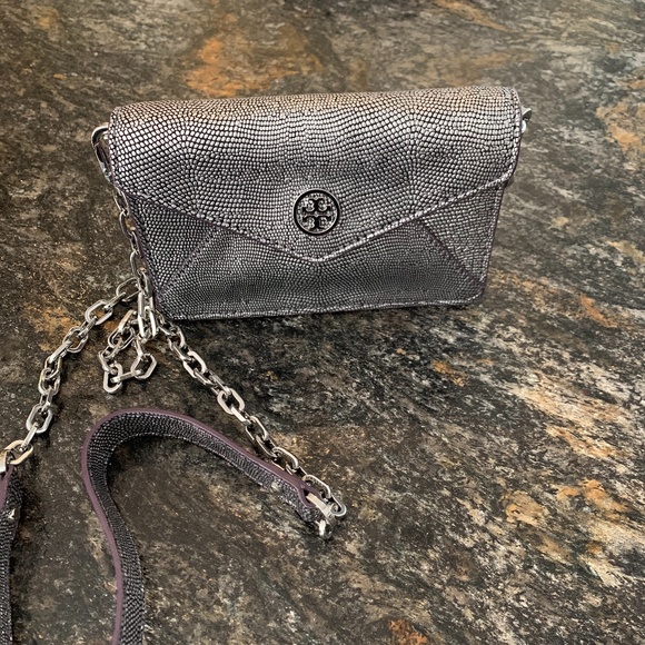Tory Burch Handbags - Tory Burch Brittany Envelope Crossbody bag